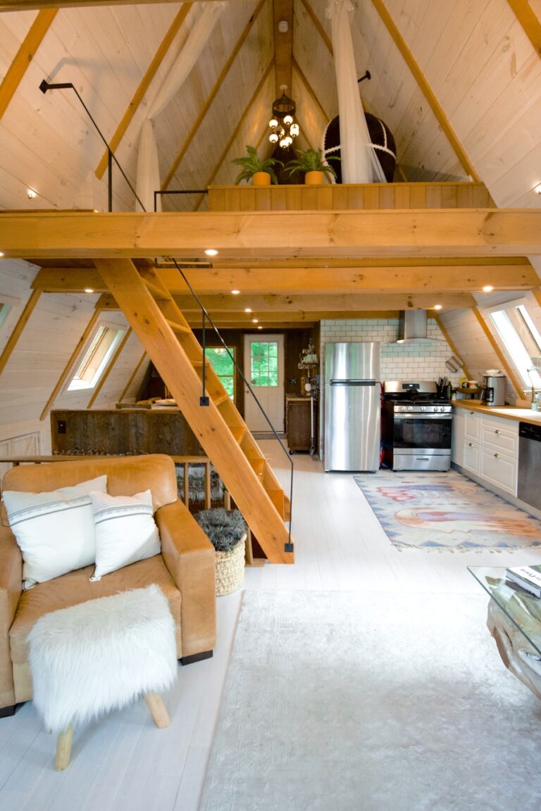 photo 1590725140246 20acdee442be